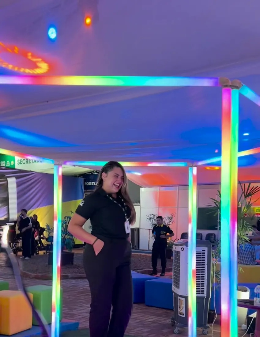 Estrutura do cenário 360 com pista e ringue de LED