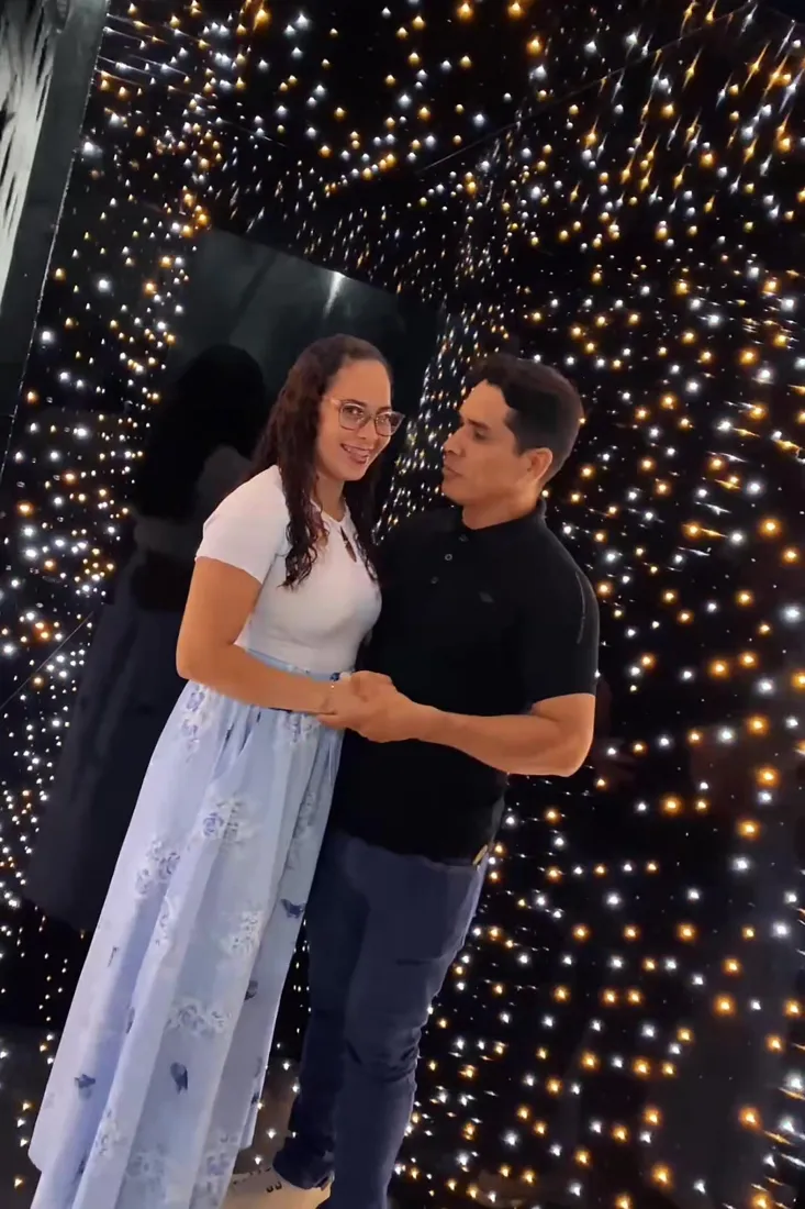 Casal gravando vídeo no Túnel Galáxia