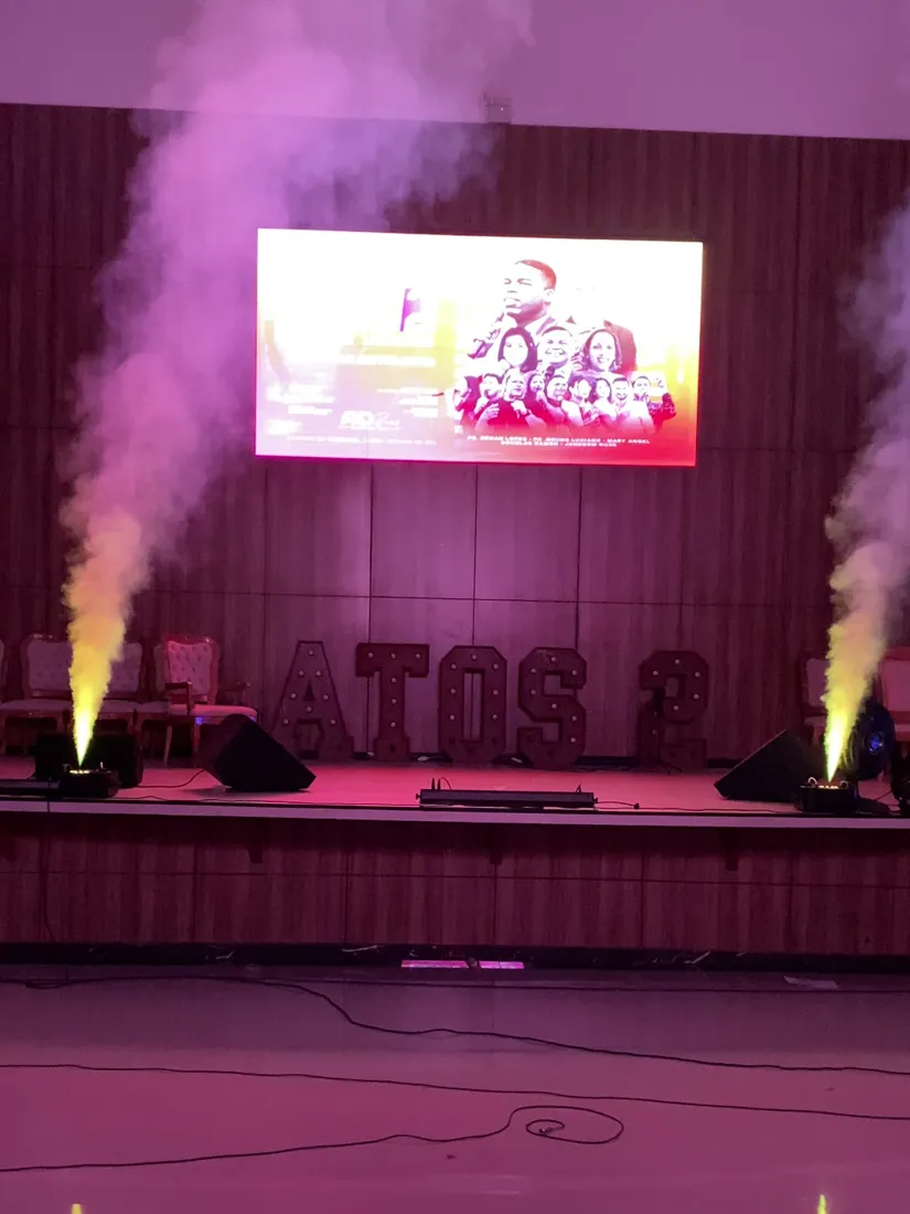 Jatos de fumaça LED em evento com palco