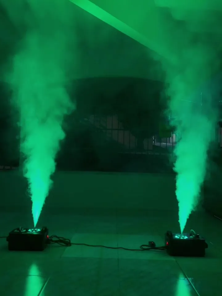 Jatos de fumaça iluminados em verde