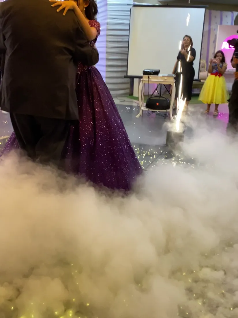 Valsa da debutante sobre a fumaça rasteira