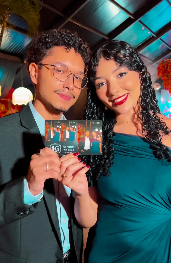 Casal com a foto impressa do Espelho Retrô Stylish