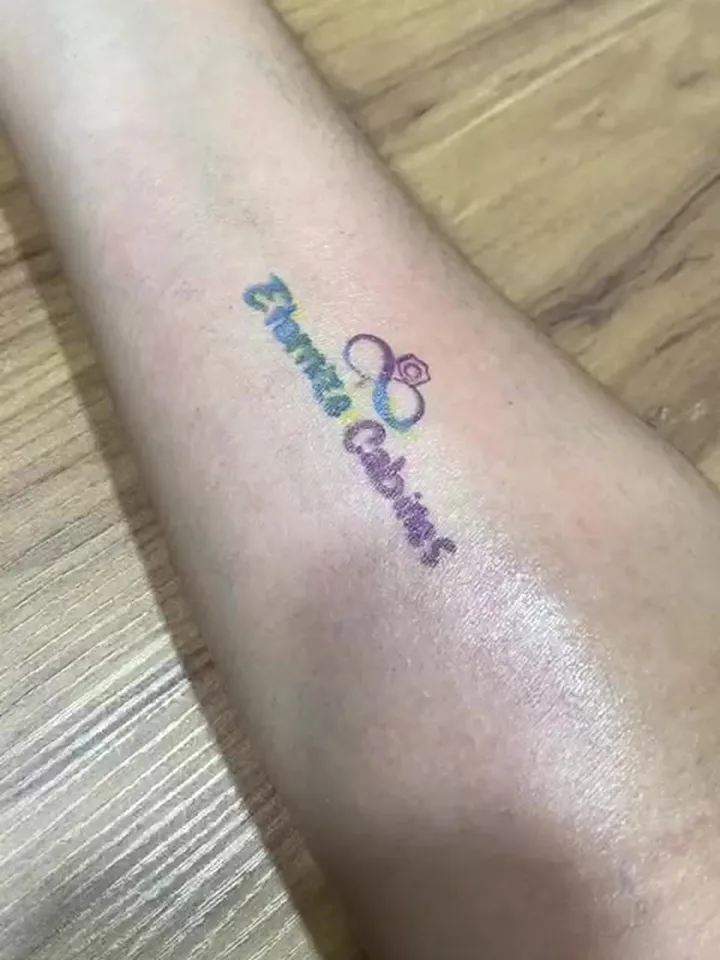 Logotipo tatuado temporariamente no braço